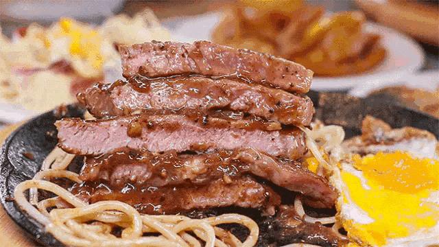 哪有顿顿吃牛排，美国人不再炫富了，直击真相：还敢崇洋媚外？