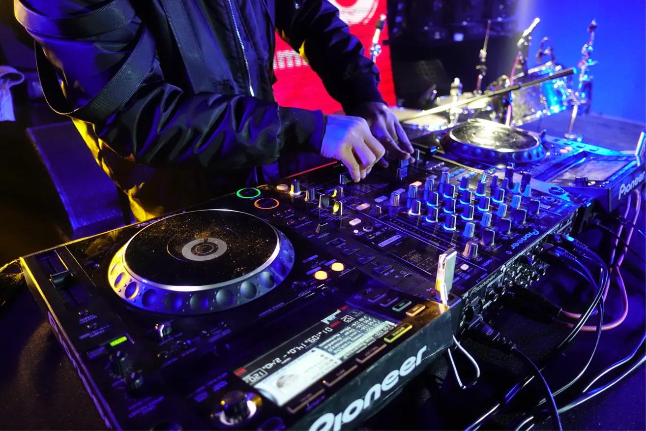 比较嗨的dj舞曲有哪些,节奏感最强最震撼的dj嗨曲中文