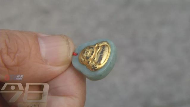 老人去青海旅游买玉,老人拿金首饰换硬金