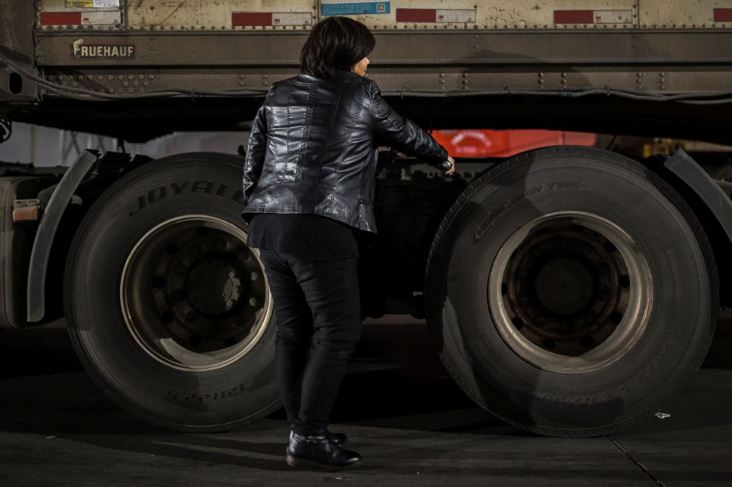 1000万被挤上卡车的女人