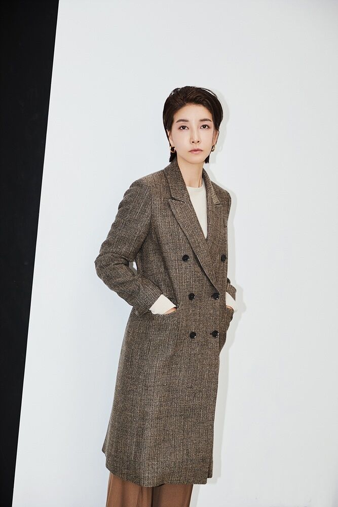 林允儿穿搭冬季,林允儿大冬天穿棉服配短裙来秀腿