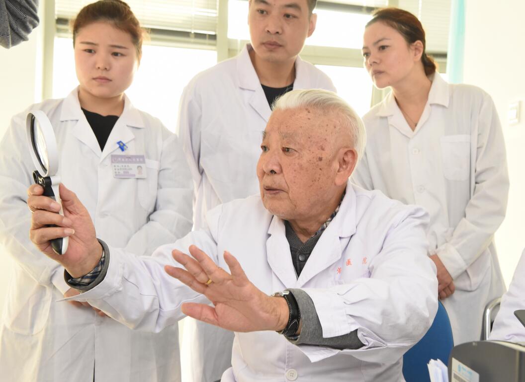 “少花钱看好病”！河南九旬大医朱钵的坚守