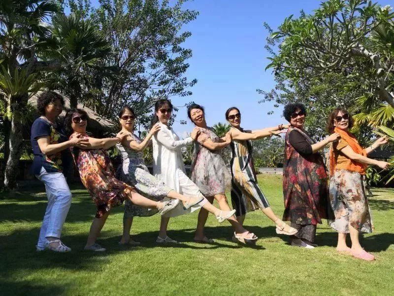 中国大妈拍照十大姿势抖音,中国大妈丝巾拍照姿势