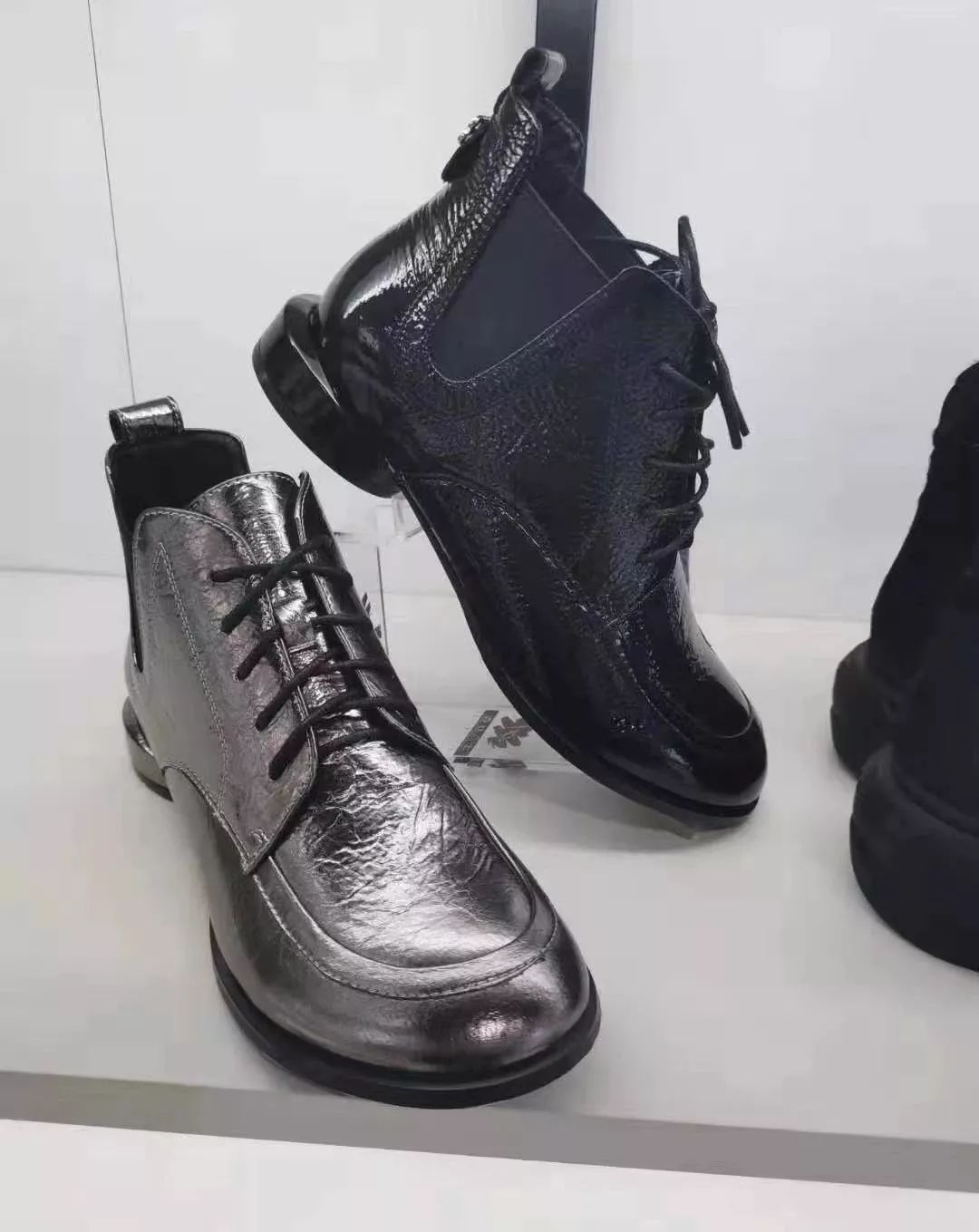 轰动全城，品牌羽绒服、品牌女鞋年终清仓，万条羊围巾免费送