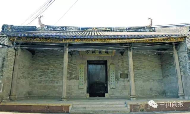 乐百氏的创始人叫何伯权,乐百氏董事长何伯权