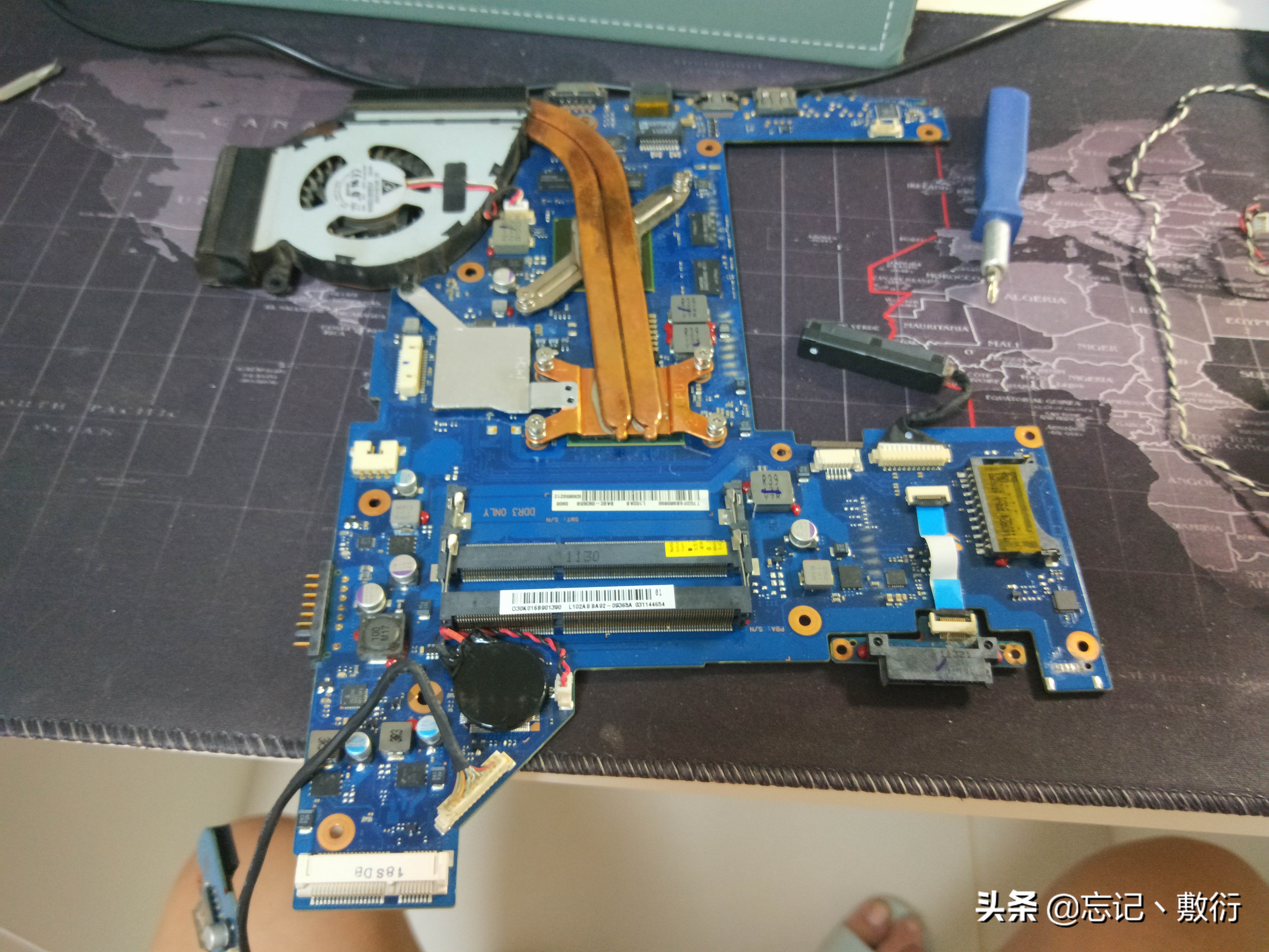 更换三星笔记本（q460）键盘，为了换个键盘把整个笔记本拆了稀碎