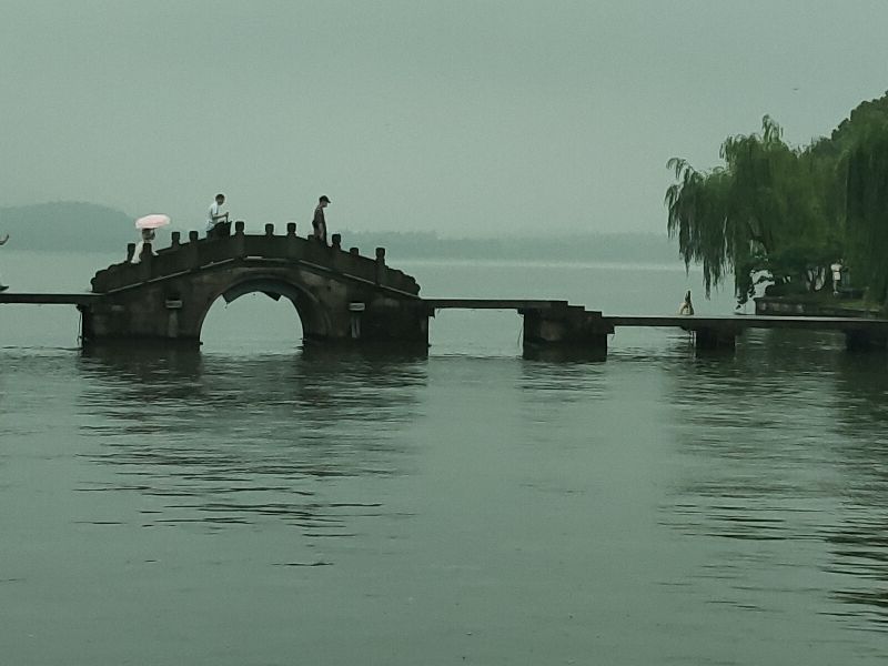杭州西湖断桥好大的雨,杭州西湖断桥残雪夜景下雨