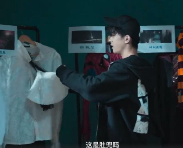 易烊千玺成“医生”，一个眼神让胖虎心跳加快，粉丝纷纷得病？