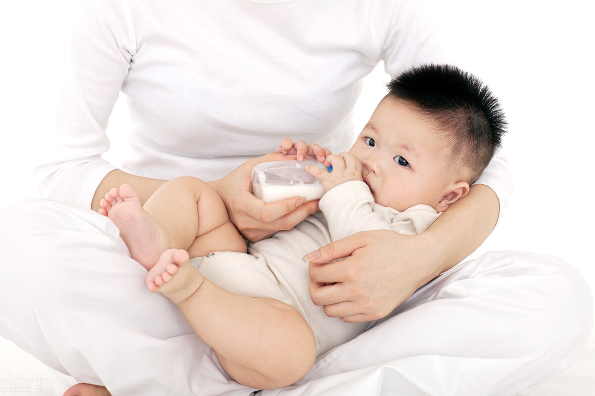 满月婴儿凌晨不睡觉怎么办,满月宝宝睡不安稳突然大哭