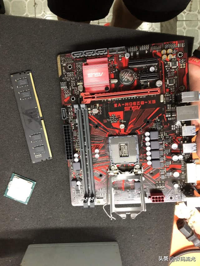 电脑显示器黑屏怎么办教你一招,电脑主机正常显示器黑屏怎么解决