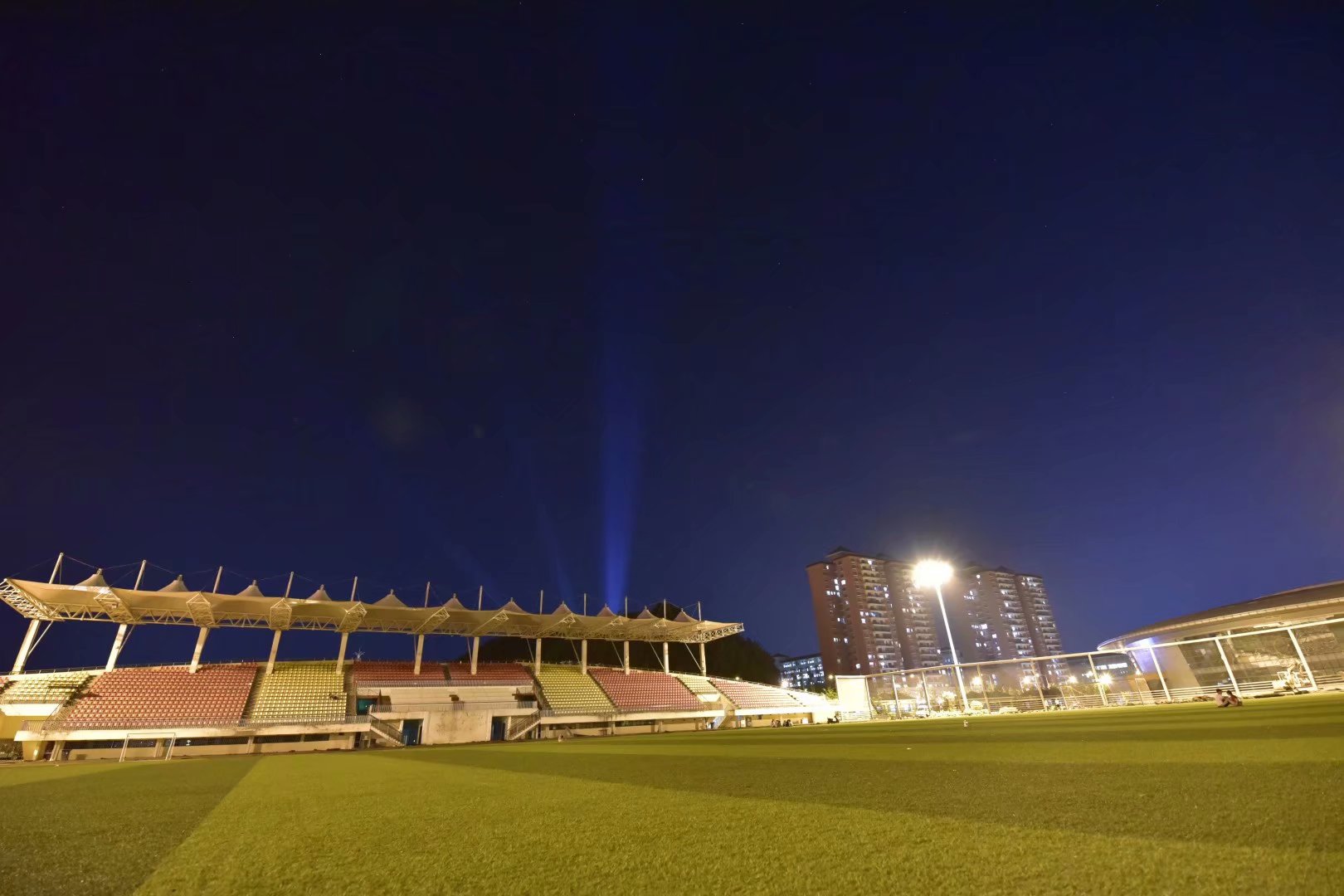 那个参加法国界外艺术交流和捐赠700万的夜郎谷究竟是怎样的呢？