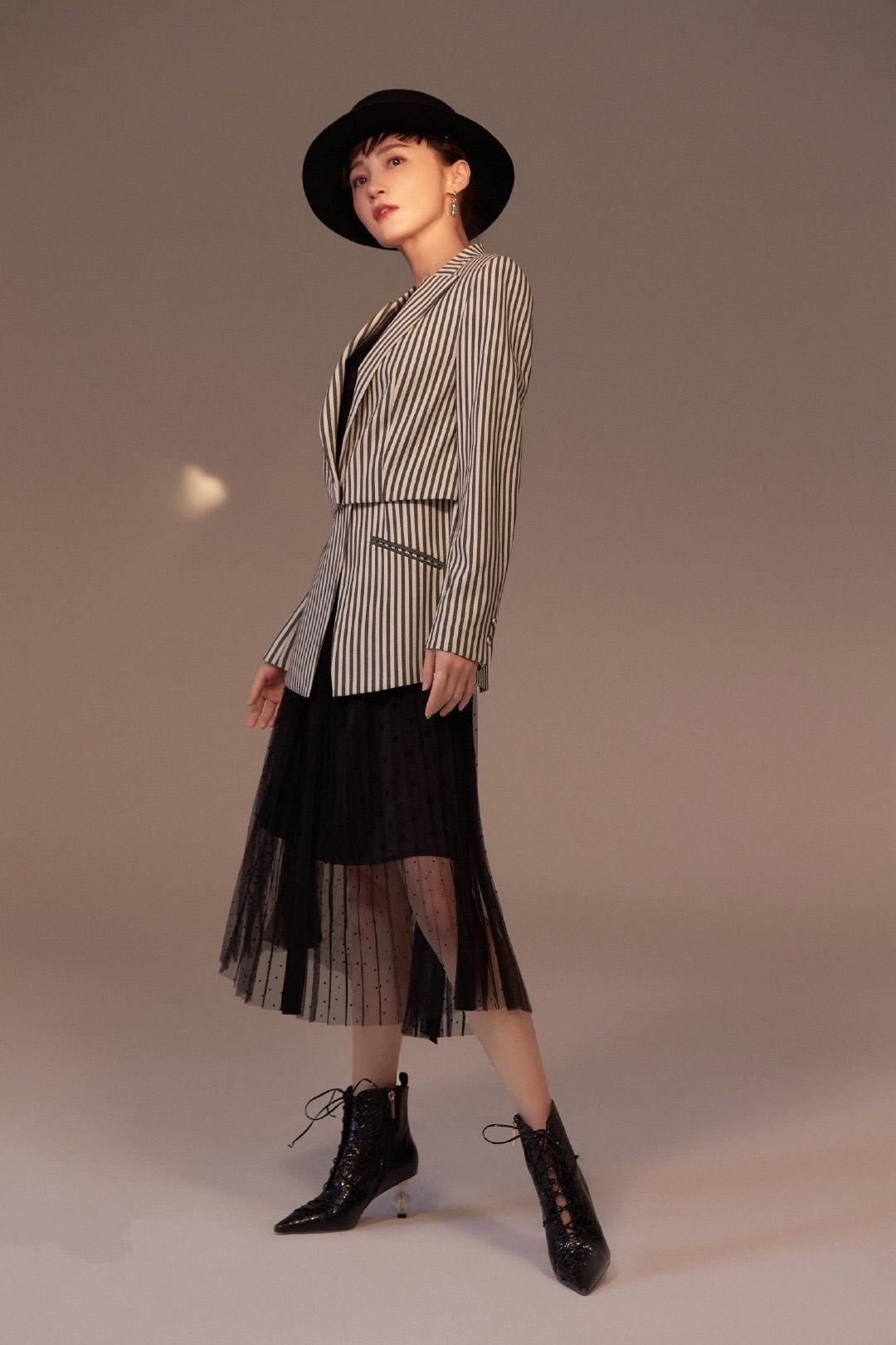 姚笛穿薄纱裙配什么发型,姚笛淡粉色深v裙秀身材