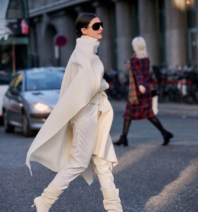 宽松裤子塞到靴子里的穿搭,最时髦的裤子配靴子