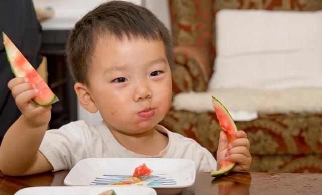 2岁男童上吐下泻发烧,2岁孩子上吐下泻厉害要去医院吗