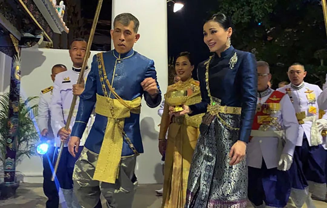 泰王出席加冕礼,泰王夫妇全部视频