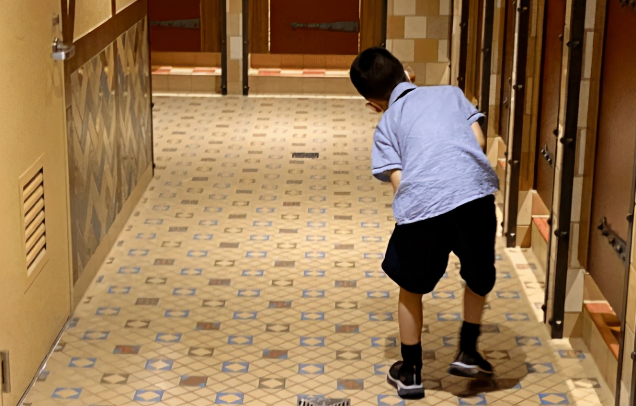 带儿子进女厕被指责,带儿子进女厕所遭指责