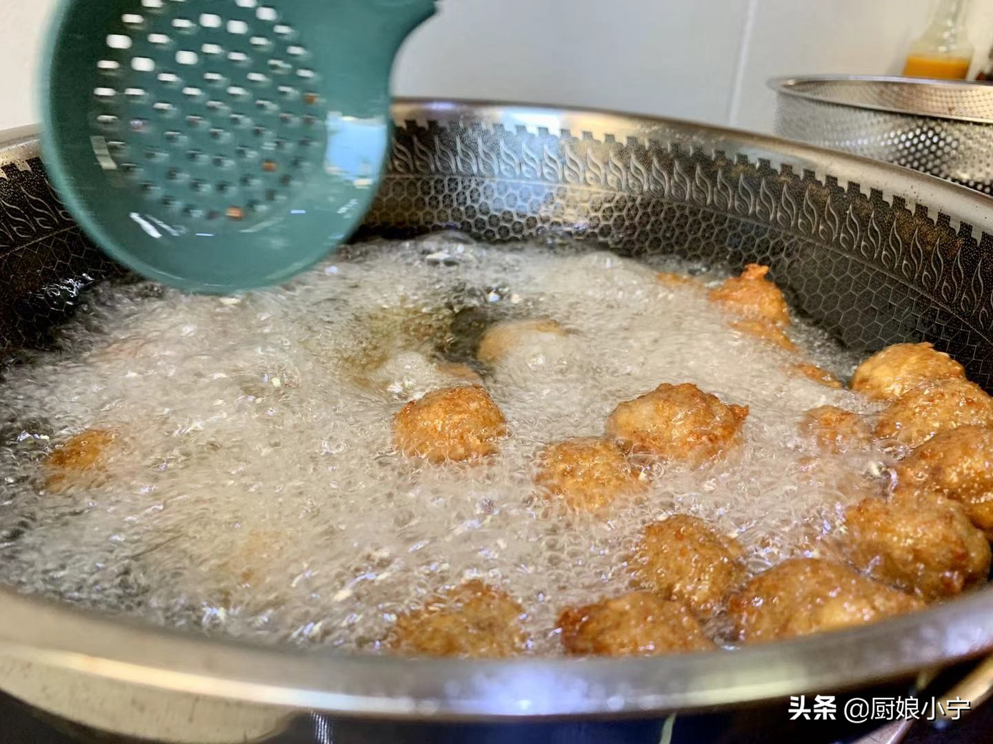 炸丸子怎么炸又酥又香又脆,炸丸子外酥里嫩的方法