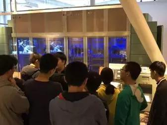 这帮人要组织去斯坦福大学玩机器人，就是价格小贵，心痛