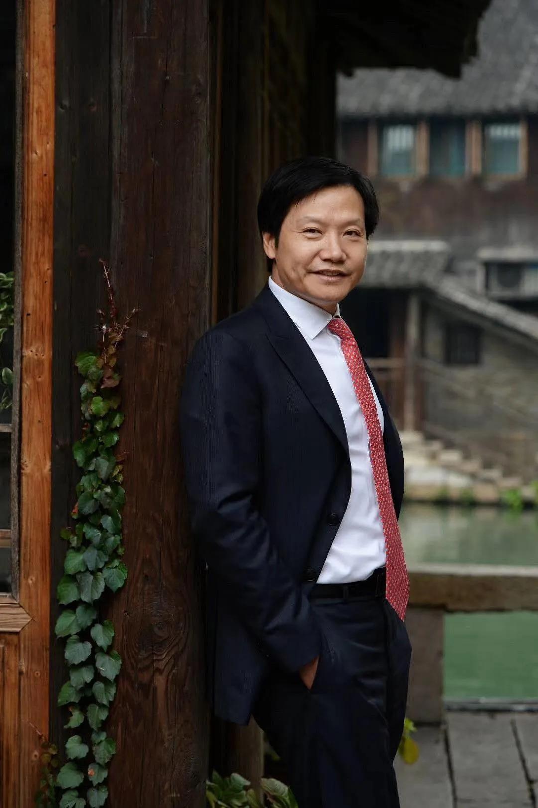 戴口罩直播1天卖3亿的雷军，像极了曾经的李嘉诚