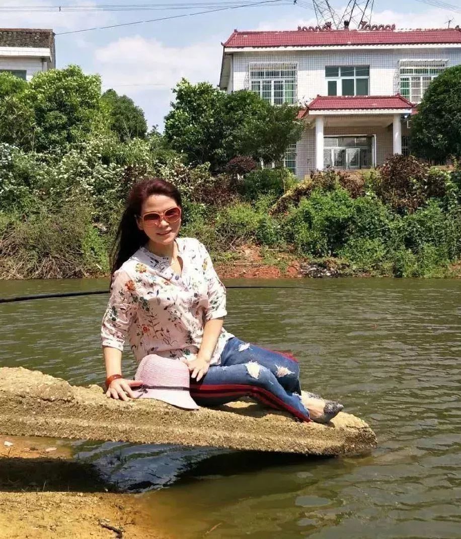 中国大妈拍照十大姿势抖音,中国大妈丝巾拍照姿势