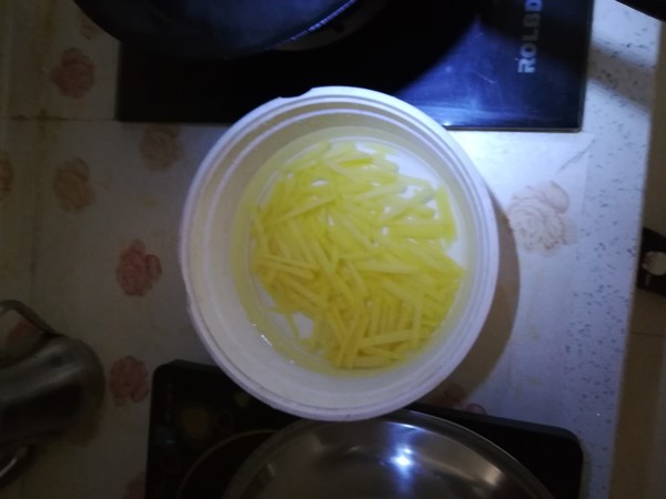 为什么炒土豆丝总粘锅而且还不脆,炒土豆丝怎么不粘锅窍门