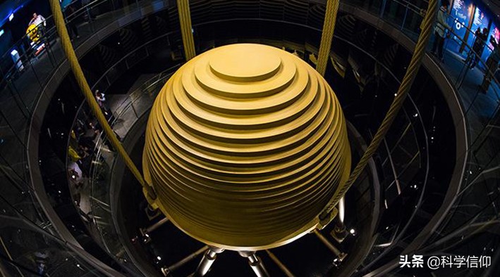 摩天大楼能被风吹倒塌吗,大楼会被雷劈倒吗