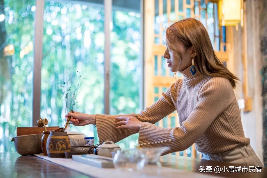 组队去火爆的玻璃屋民宿，星空下围炉火锅烧烤，唱k麻将，放烟花