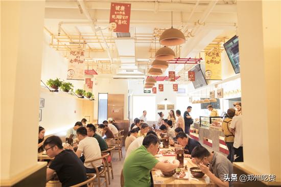 像经营星巴克一样卖烩面：70个座位日入1.5万，开一家火一家