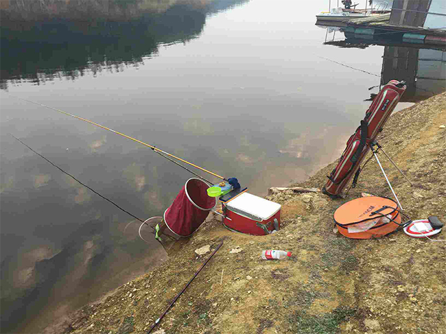 提竿刺鱼老是脱钩跑鱼,提竿刺鱼后如何防止拔河