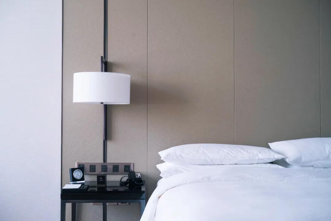 把繁华踩在脚下，将吃喝囊括周边。去长沙要住地标里