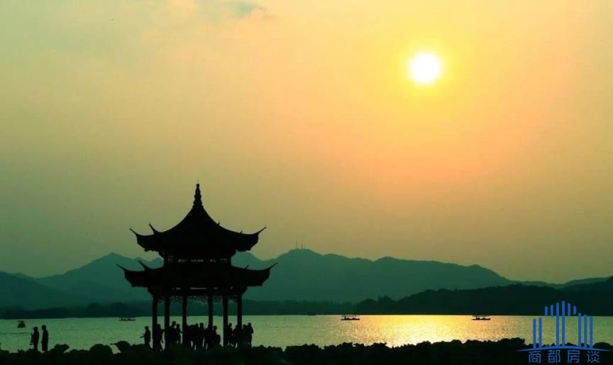 依水而眠只在江南水乡？也许，倾尽心力的内陆湖景更胜一筹