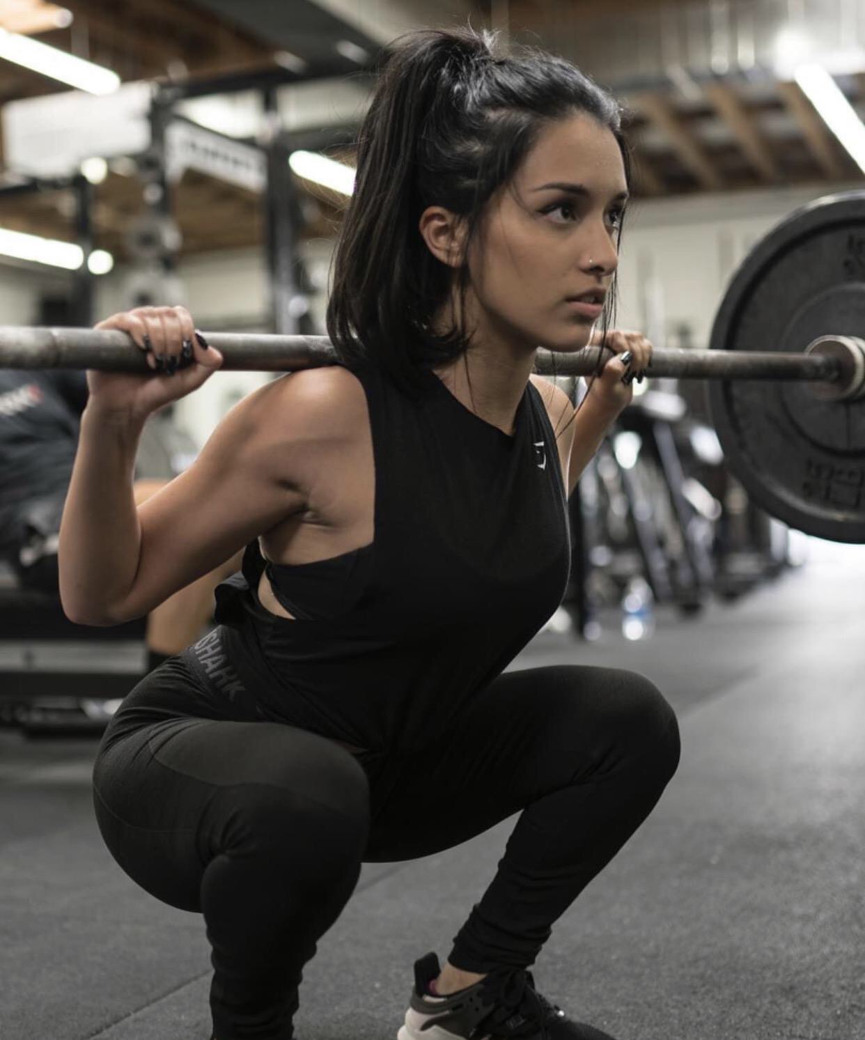 深蹲后头晕恶心想吐是怎么回事,深蹲练后吐是怎么回事