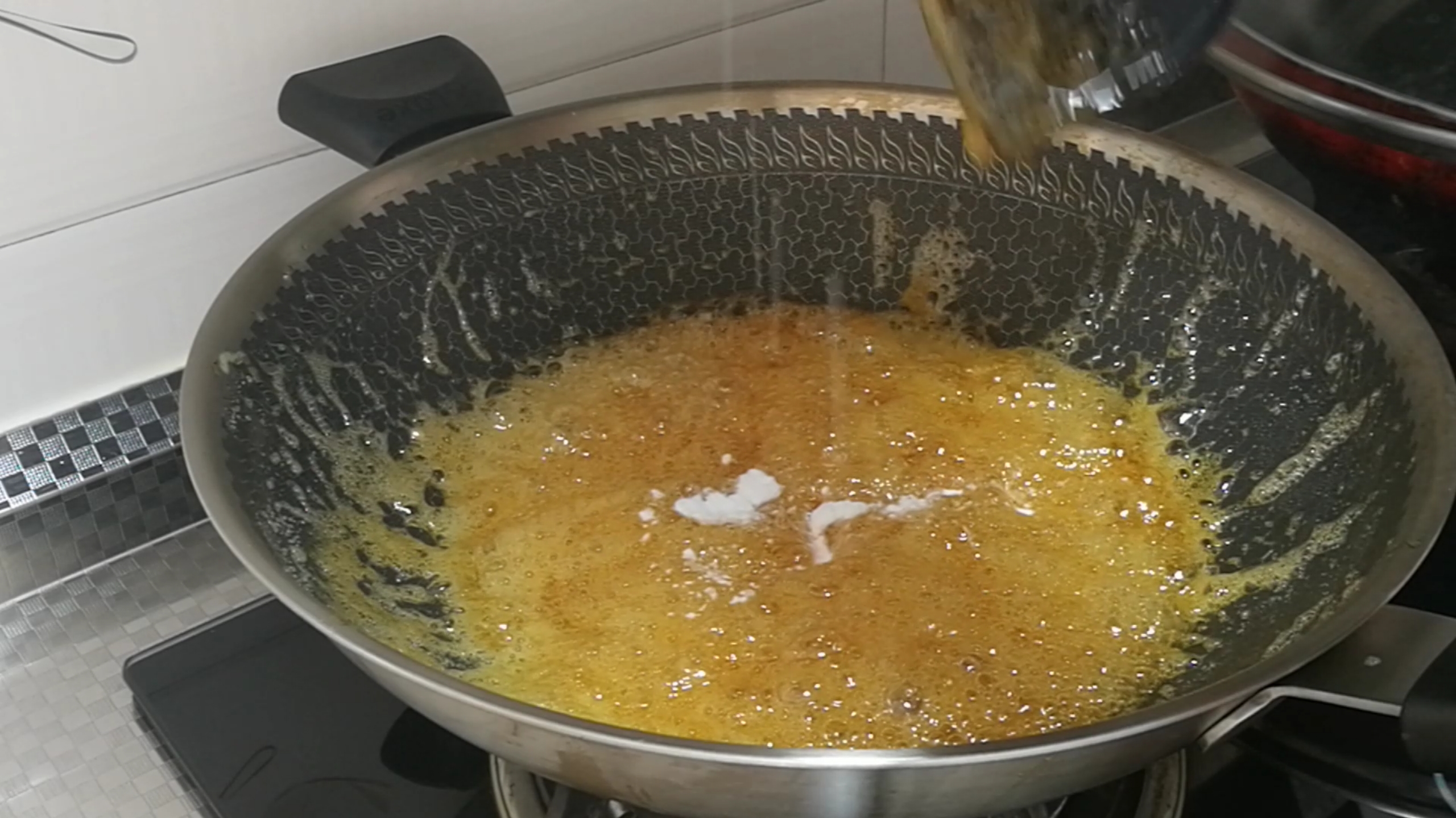 白糖熬的糖浆一放水里成冰块了,白糖熬成糖浆放凉再熬又变成白糖