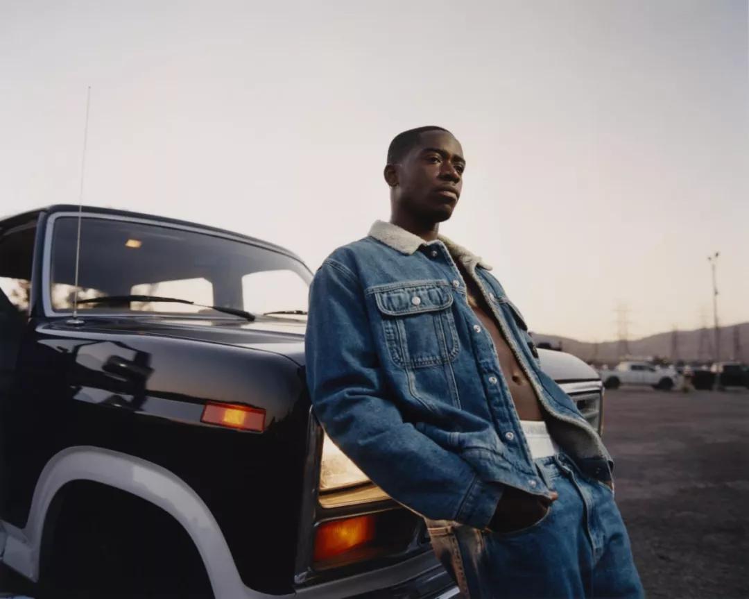 穿牛仔裤的男人的特点,有魅力的男人穿牛仔裤