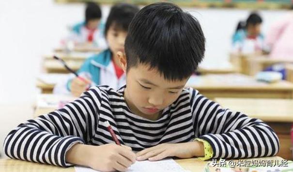 小孩写字歪歪扭扭的好丑,小孩写字写得丑咋办怎么纠正