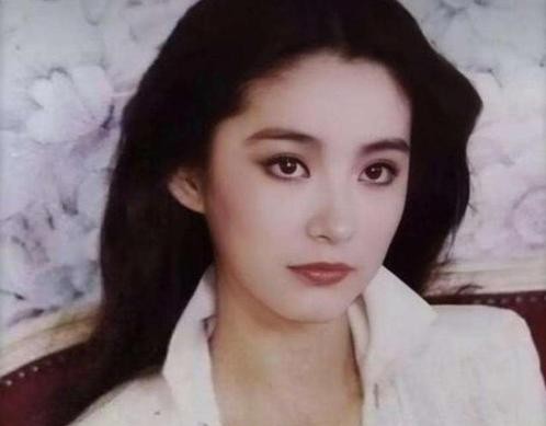 一代侠女插足秦汉婚姻，嫁豪门却独守空房，继女还深陷“*照门艳**”