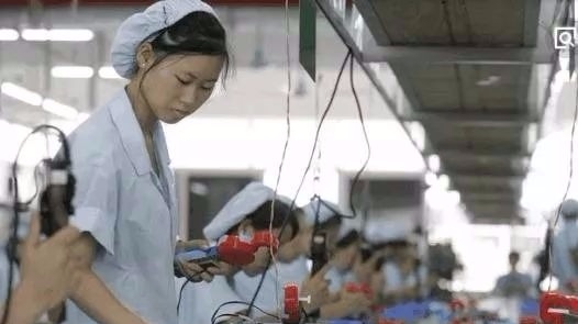 工厂压你20%的工资怎么办,打工为什么要压一个月工资