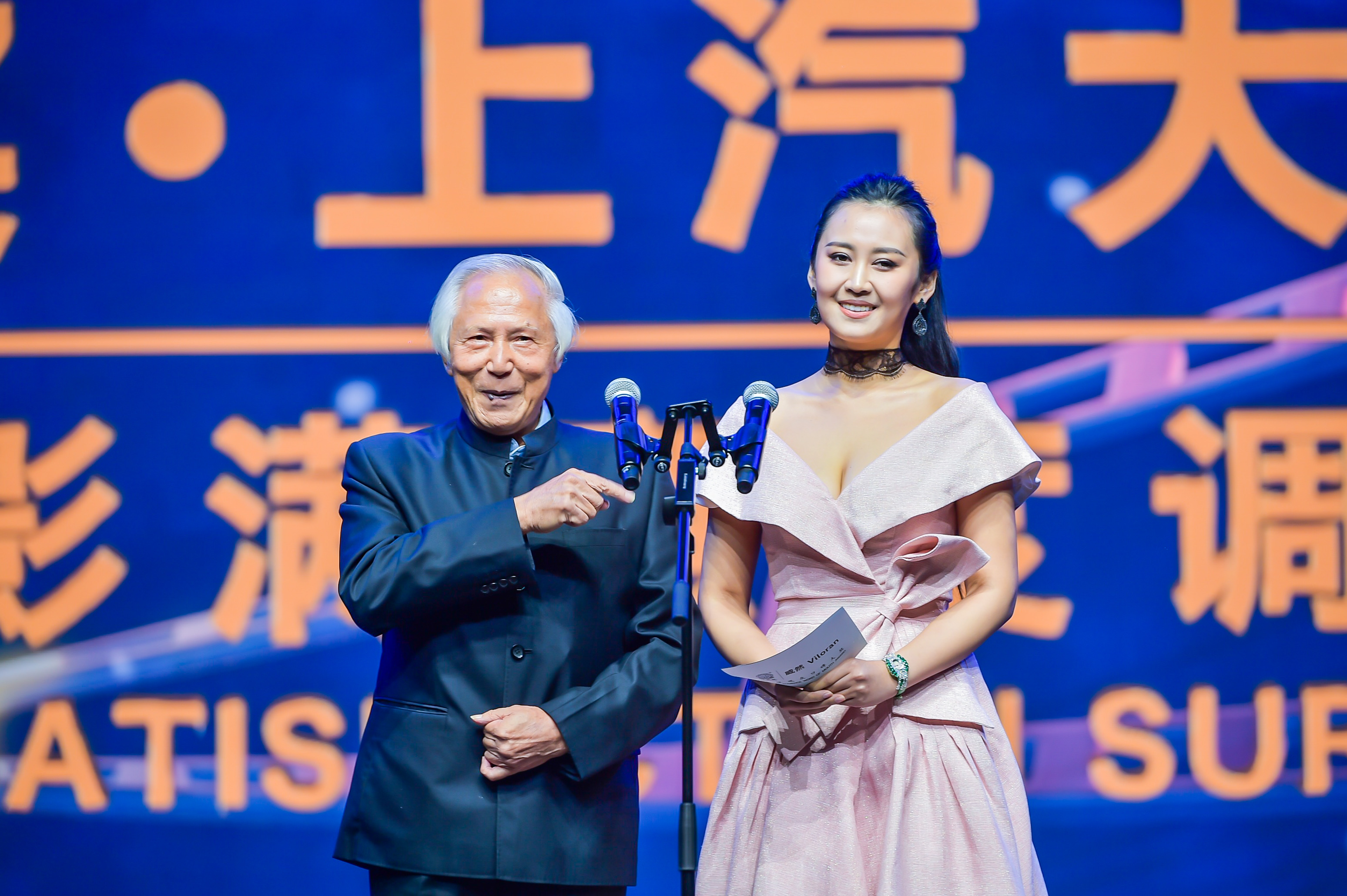 慈造姐姐盛装亮相华鼎奖李彩桦梁琤环姐于易洲担任颁奖嘉宾