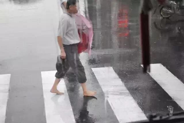 雷击天气如何应对,雷雨天气预防雷击正确的做法是