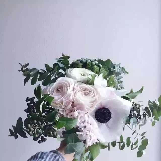 买回来的一束花如何插花,下班路上买一束花然后试着插花