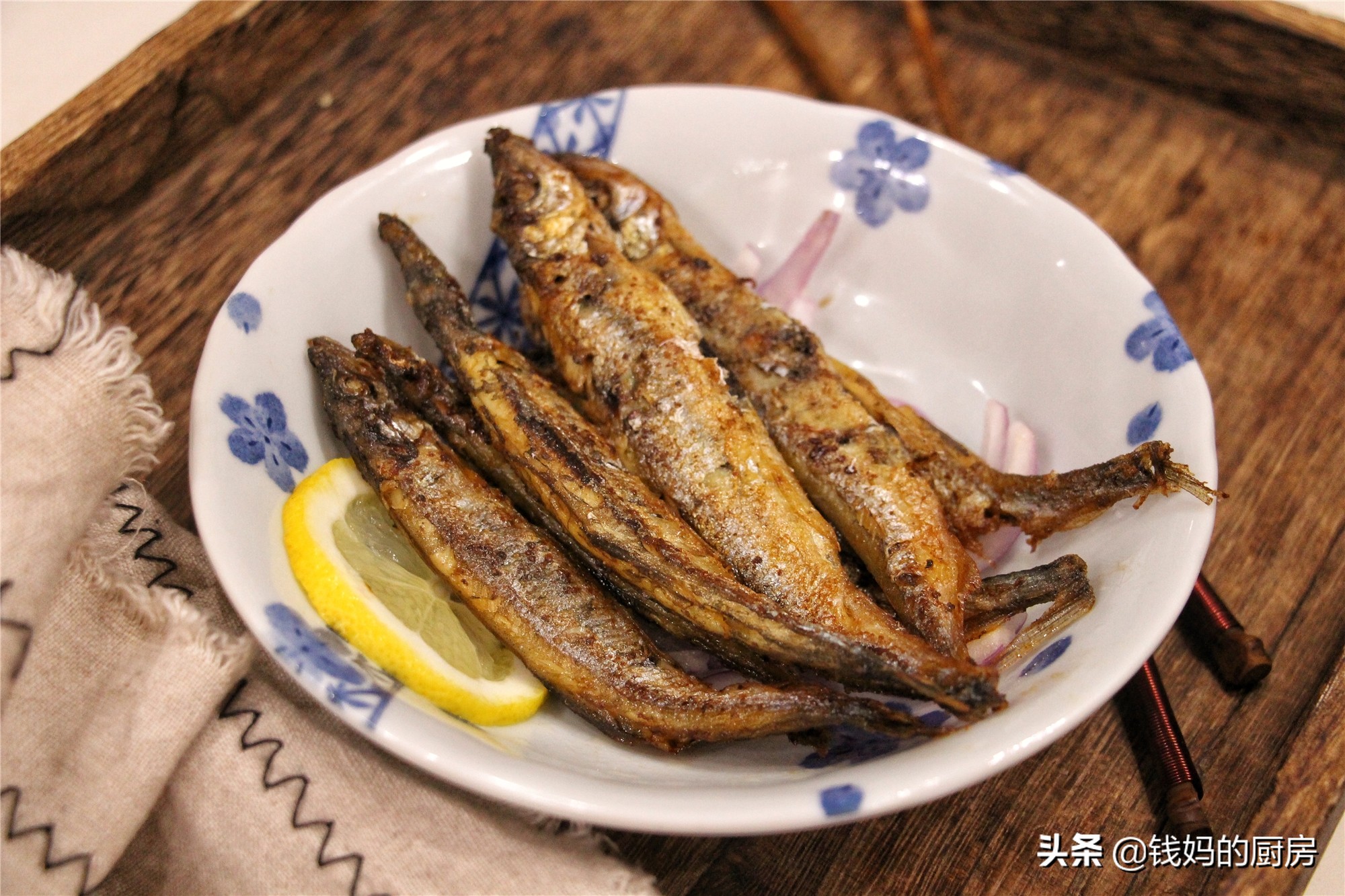 每次去超市碰到这鱼都会买，2元1条，煎一煎下酒真的很香