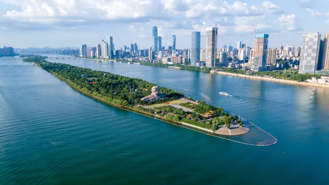 把繁华踩在脚下，将吃喝囊括周边。去长沙要住地标里