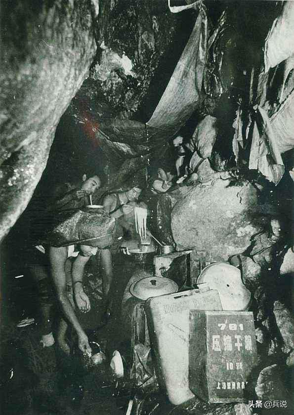 没有老鼠不叫猫耳洞：老山战士逮住2公斤大鼠，铁链拴起当宠物