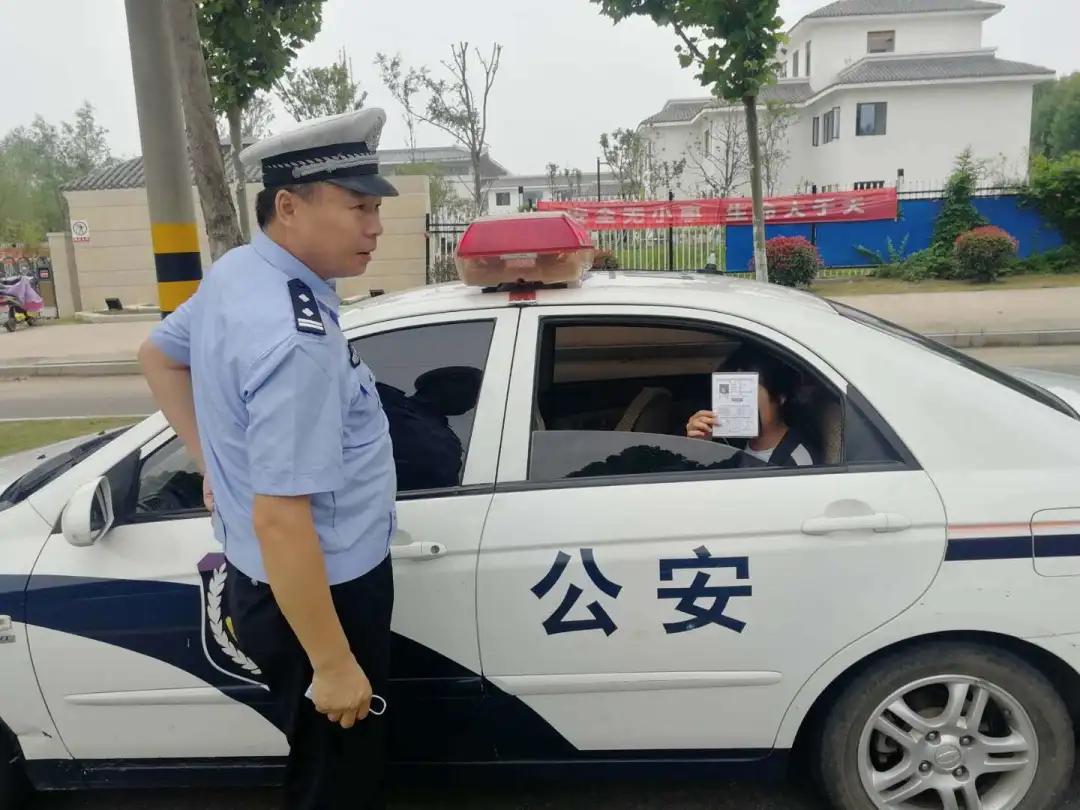 粗心考生走错考点、遗忘准考证！关键时刻，护考民警“飞车”护送