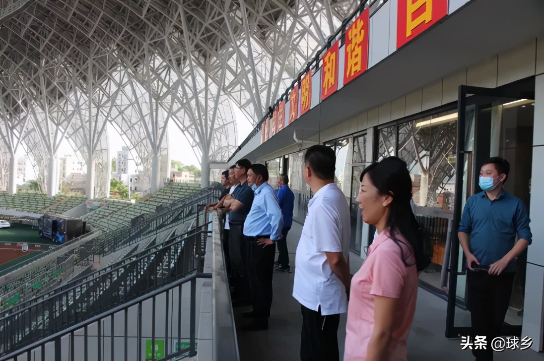 取经交流丨梅县区体育局和富力足球学校赴五华参观交流办赛经验