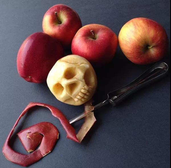 你可以擦掉那滴水，或者顺势用它画点不一样的美丽