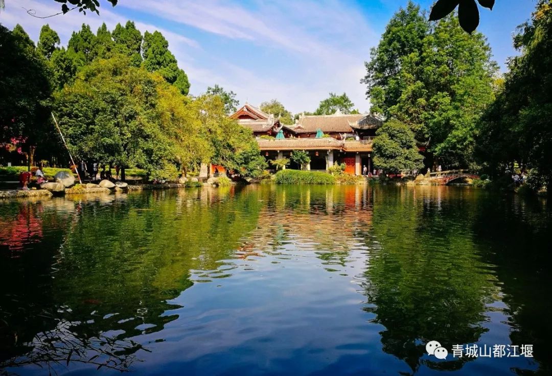 坐上公交去旅行！跟着这条101路线，带你玩遍大半个都江堰～一站一景，吃喝玩乐一网打尽！