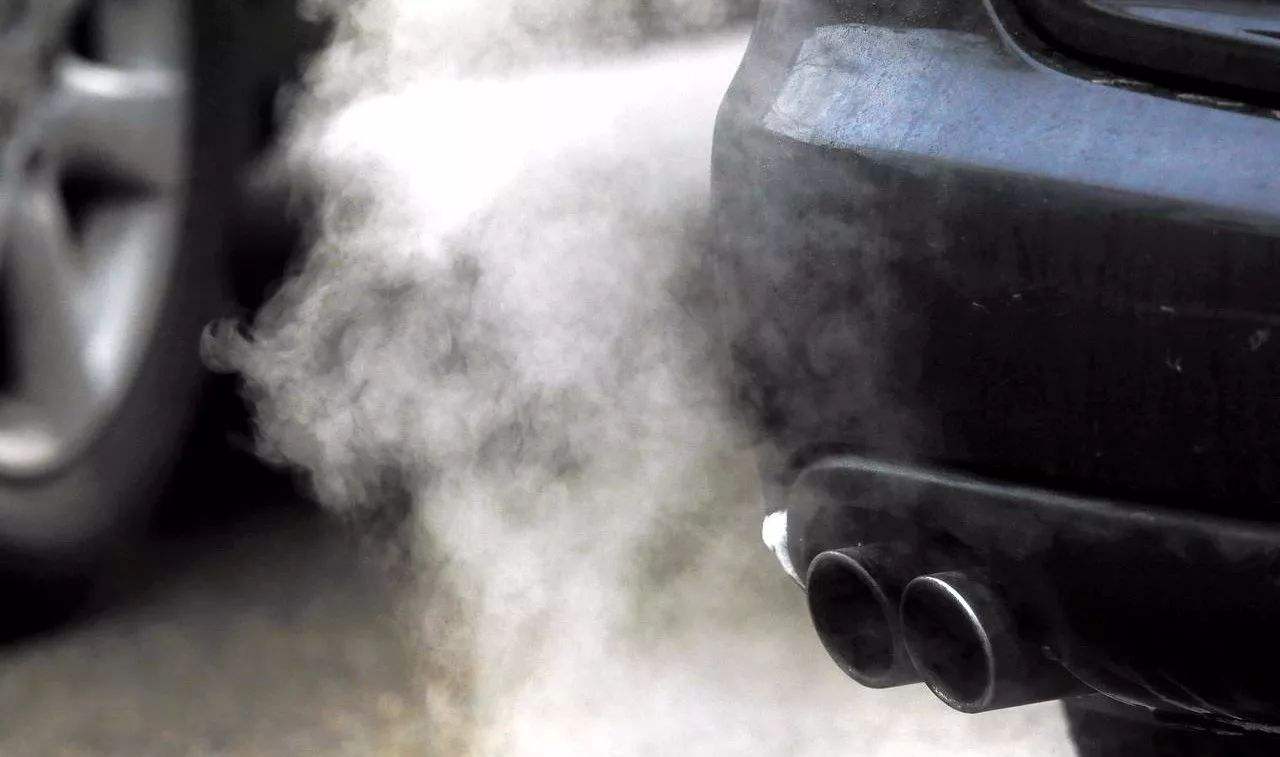 汽车启动时发动机怠速高什么原因,汽车怠速高会导致什么后果