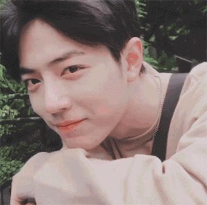 戚薇老态尽显,戚薇和关晓彤站在一起