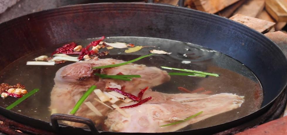 猪头肉这样做才好吃，农村大锅一炖，香辣入味，越吃越想吃